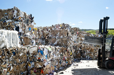 木制背景銅鍋內(nèi)胡蘿卜和核桃的組成。 健康食品的概念